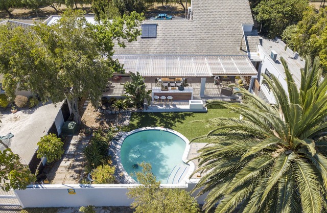 Villa Sauvignon – Modern Home with Heated Pool, Outdoor Kitchen & Mountain Views