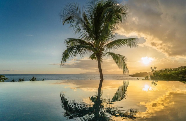 Villa Sea Front overlooking the sea, with infinity pool overlooking the sea