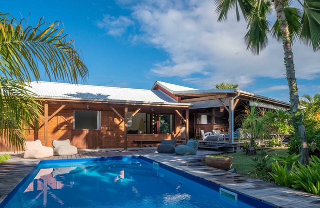 Villa Sereine, 3 bedrooms with pool and wooden deck, near surf spot