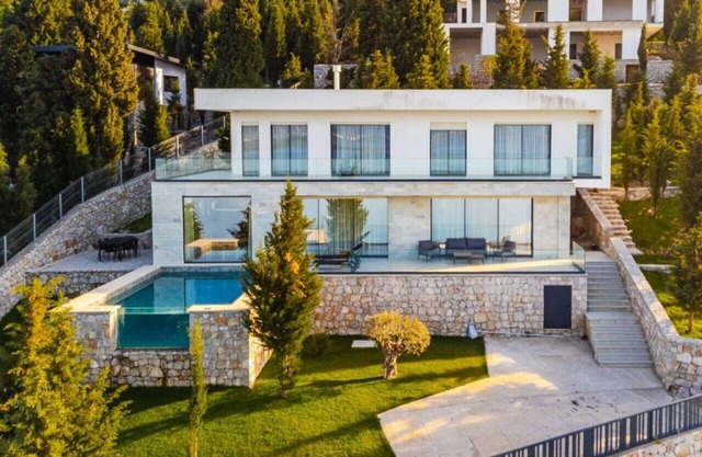 Villa Serenity: Luxury Lakeside Manor