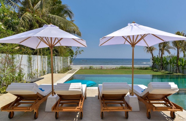 VILLA SERENITY - PRIVATE, LUXURIOUS & OPEN CONCEPT BEACHFRONT VILLA