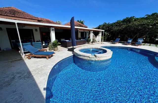 Villa Solara 6 -Luxury 6 Bedroom Villa w Pool, Jacuzzi - Golf & Lake View