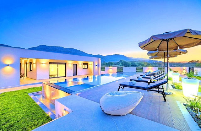 Villa Solaris with Heated Pool & Jacuzzi