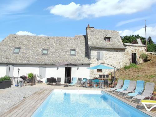 Villa spacieuse à Vieillevie avec piscine privée - 180 m²