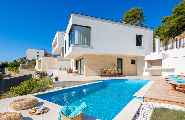 Villa Sun Kissed with Pool