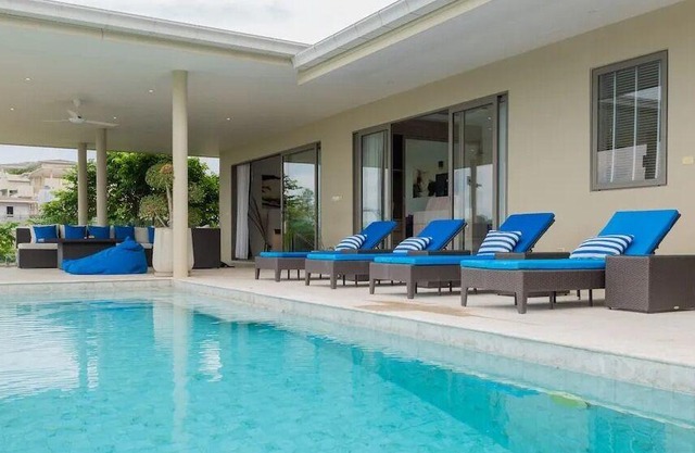 Villa Sunset Plai Laem, 4-bedroom retreat with infinity pool, jacuzzi, and sea views