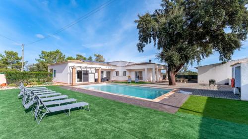 Villa Sundays With Pool by LovelyStay