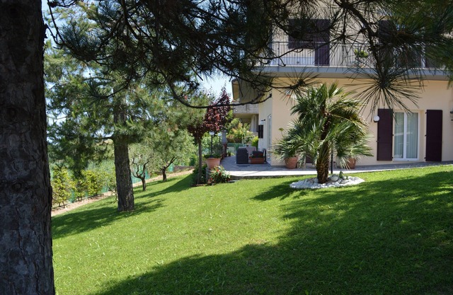 Villa surrounded by the green hills of the Marche just 10 minutes from the sea