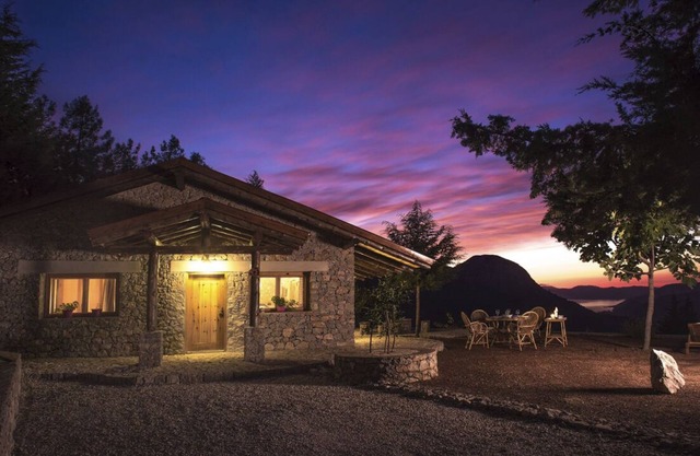 Villa Syrna - Two Bedroom Villa, Sleeps 4