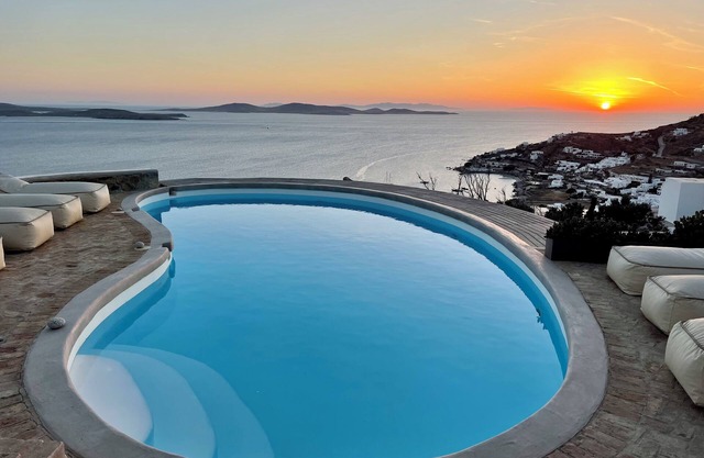 Villa TavaninStunning panoramic sea view magical sunsets, close to all hot spots
