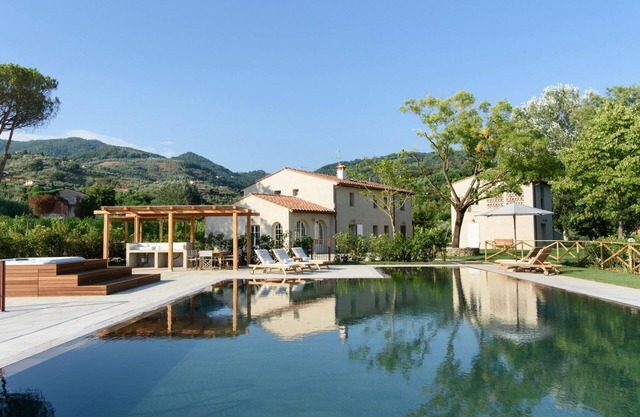 Villa Teresa with pool and jacuzzi in Tuscany