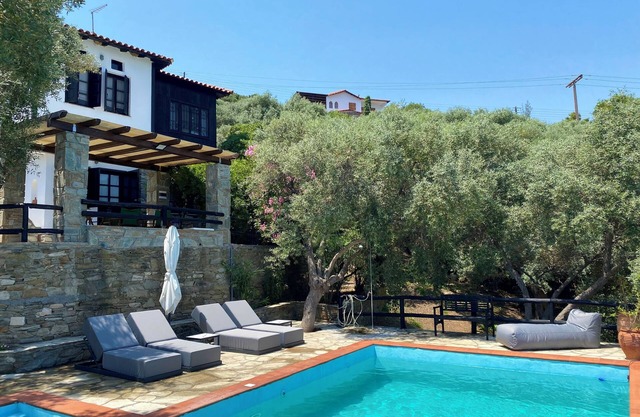 Villa Valia: Traditional Luxurious Residence