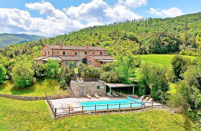 Villa Verbena: A characteristic and welcoming two-story villa surrounded by meadows and by green hills, with Free WI-FI.