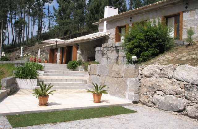 Villa w/private pool (with 23700 m2 of green areas) at 40Km from PORTO