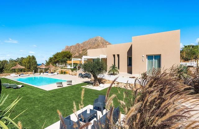 Villa wih heated pool, wellness, 400 metres to the sea
