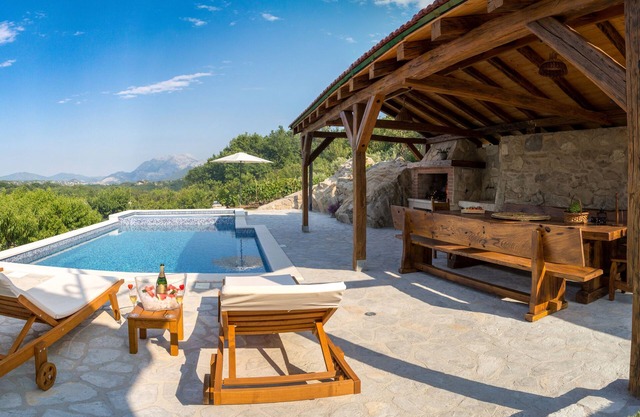 Villa with a view to nature, hydromassage heated pool, authentic stone property
