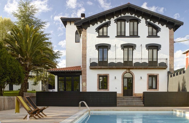 Villa with pool in the Basque Country