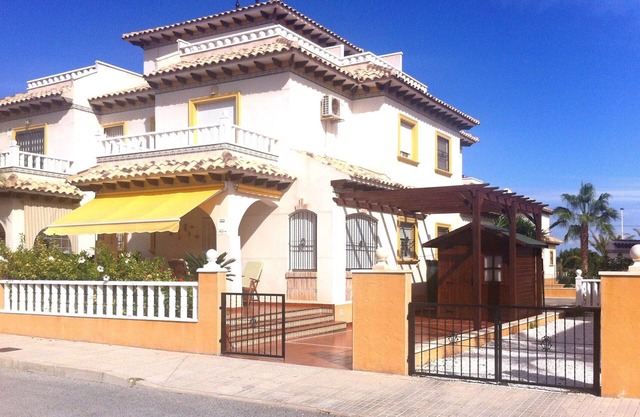 Villa with pool 7 minutes from the beach walking. WIFI + Air Conditioning