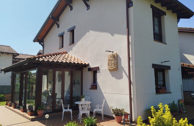 Villa with large garden next to the park Cabárceno