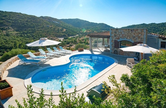 Villa with fantastic sea views-heated private saltwater pool-1000m2 plot.