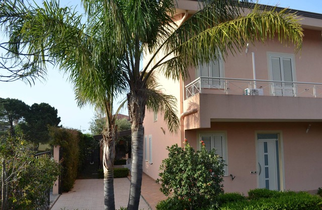 Villa with garden 200 sqm facing the sea- view of the Aeolian Islands