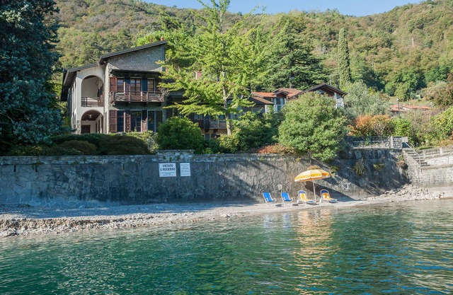 Villa with garden in front of the lake