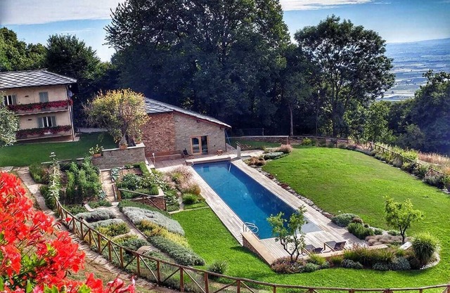 Villa with infinity pool, Spa,private garden, patio, barbecue,Monviso Unesco area.