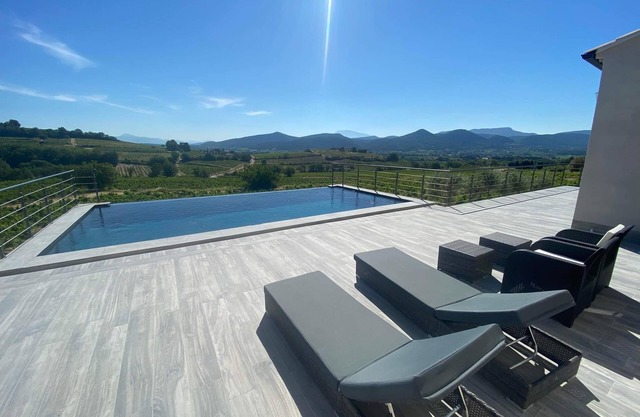 Villa with Infinity Pool and Stunning Views in Provence