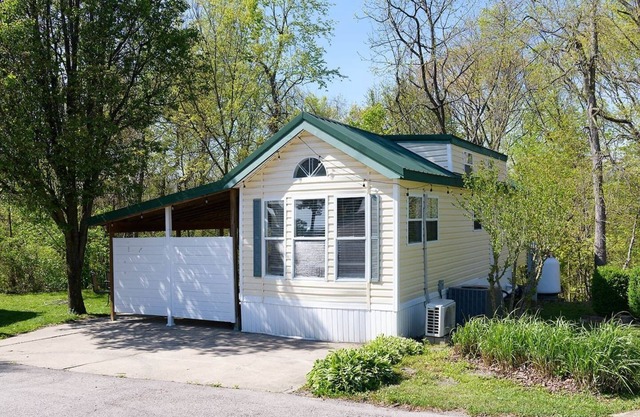 Villa with Loft in Lake Monroe near IU