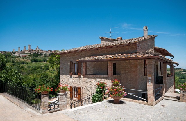 Villa with pool, 4 rooms en suite, WiFi A/C, walking distance from San Gimignano