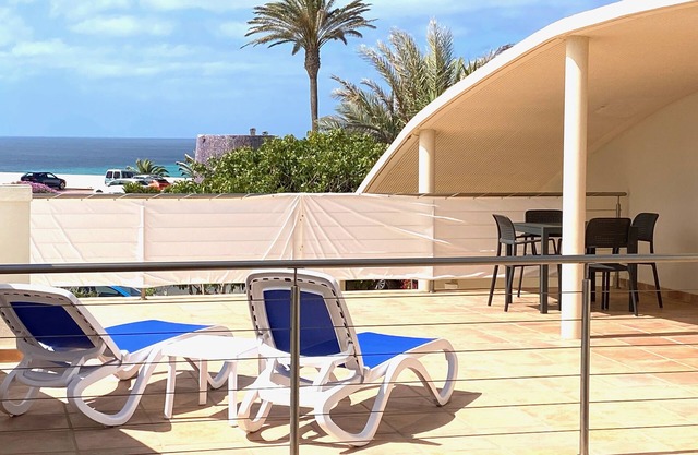 Villa with pool approx. 190 sqm, inner courtyard, close to the sea, sea view.