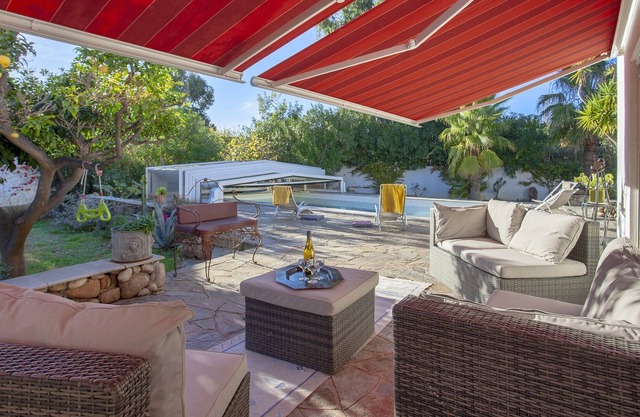 Villa with pool, close to the sea