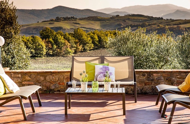 Villa with Pool in Splendid Panoramic Position - ideal for families or groups