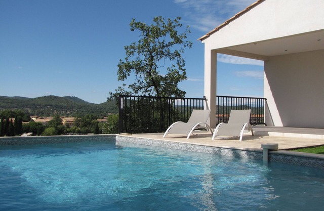 Villa with pool in the center of Green Provence