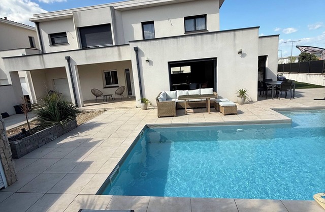 Villa with pool near Montpellier