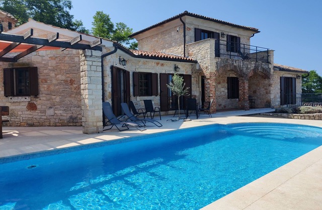 Villa with Private Heated Tiled Pool, Safety Cover and A/C.