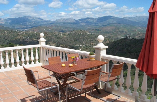 Villa with private heated pool and great view: peace and space guarantee