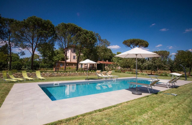 Villa with private pool, 7bedrooms, in Tuscan country between Cortona and Arezzo