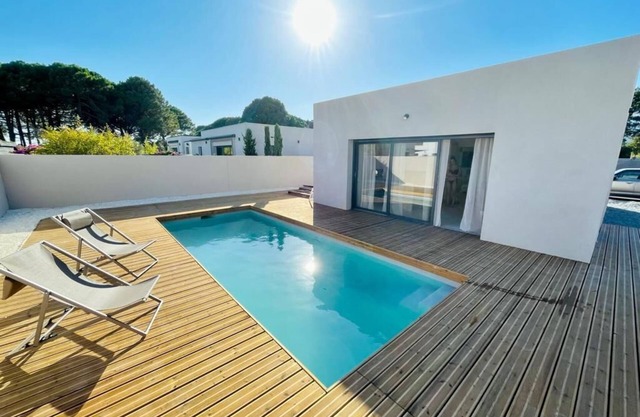 Villa with private pool, lentre terre et mer