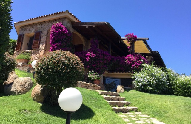 Villa with sea view a stone's throw from the beach