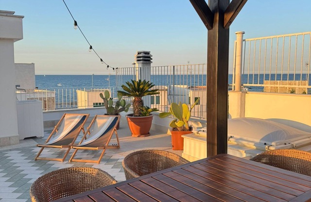 Villa with sea view terrace, garden a few meters from the center and the waterfront