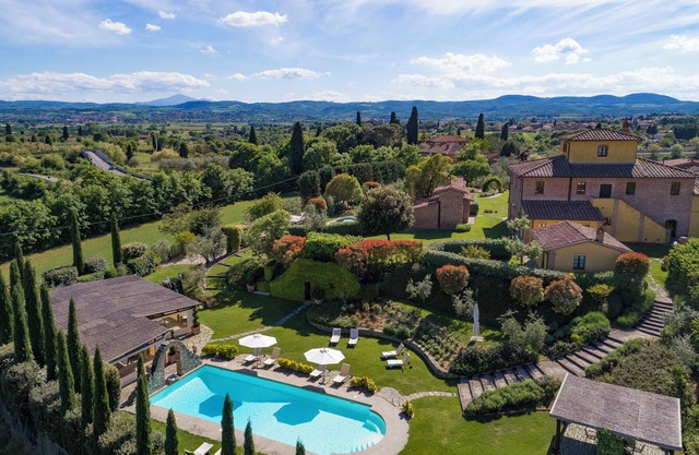 Villa with stunning pool and chef: Perfect Vacation for Families and Friends