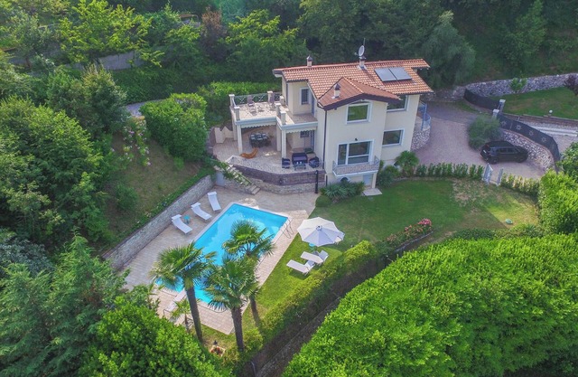 Villa with swimming pool, breathtaking view, pets allowed, for familiesn