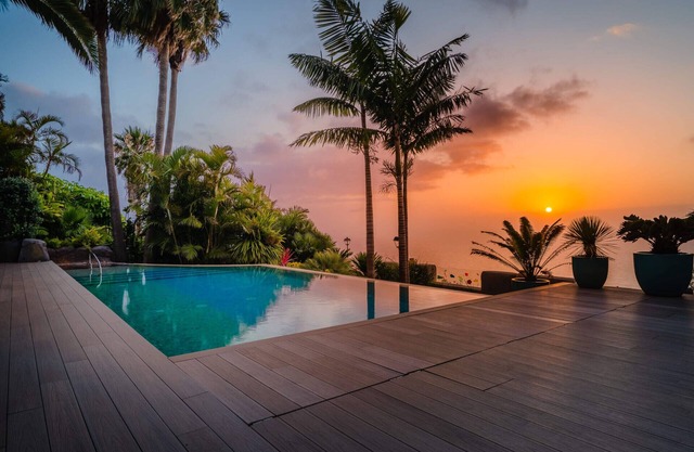 Villa with swimming pool in the first row with sea views