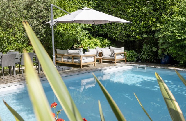 Villa with swimming pool Bordeaux center, quiet garden, air-conditioned
