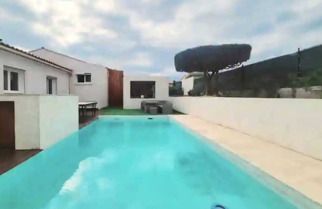 Villa with swimming pool in the heart of the vineyards