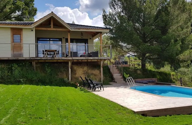 Villa wood Lodge terrace pilotis, swimming pool, exceptional view vineyards, classified 3*.