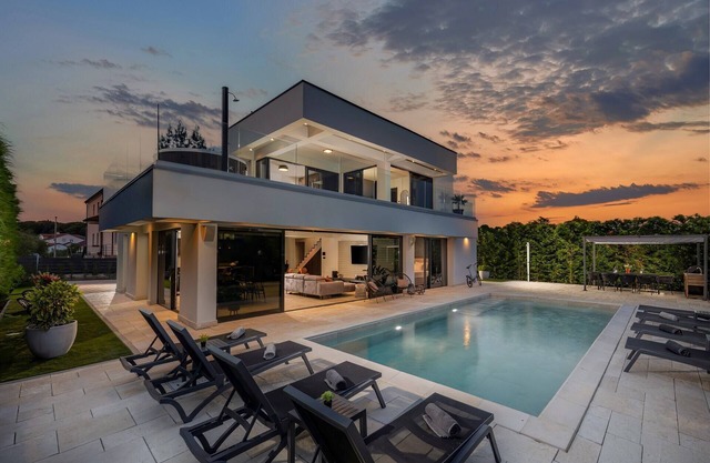 Villa Zorina heated pool, Jacuzzi & sauna, private parking, pet friendly