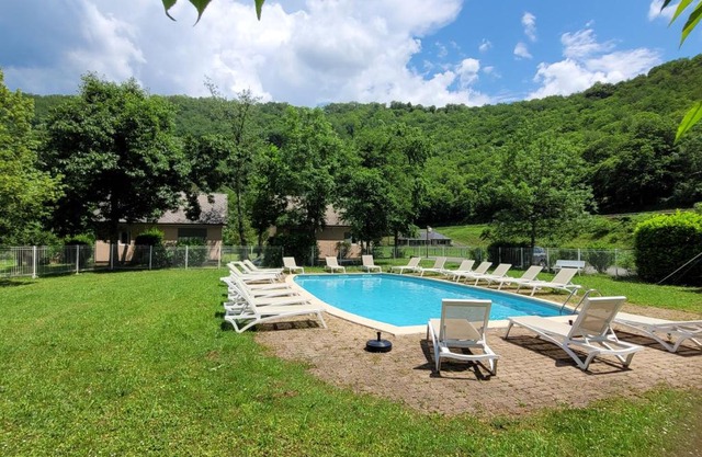 Village 17 gites, Piscine, Restaurant , 2 gites avec SPA, 3km de Conques