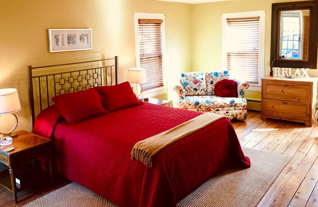 Village Center: Gracious & Spacious Retreat "Above the Books"